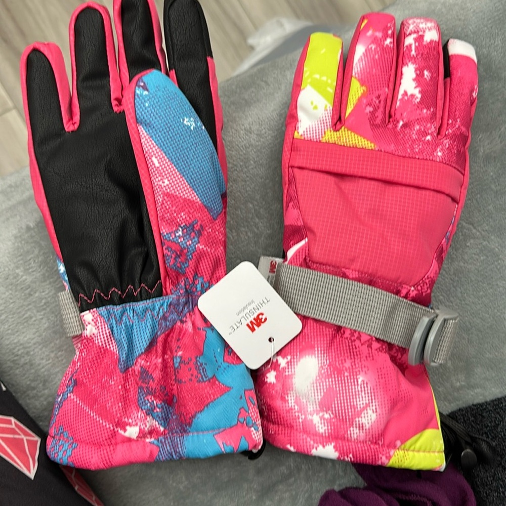 Brand new waterproof warm women’s gloves size medium pockets on front of glove